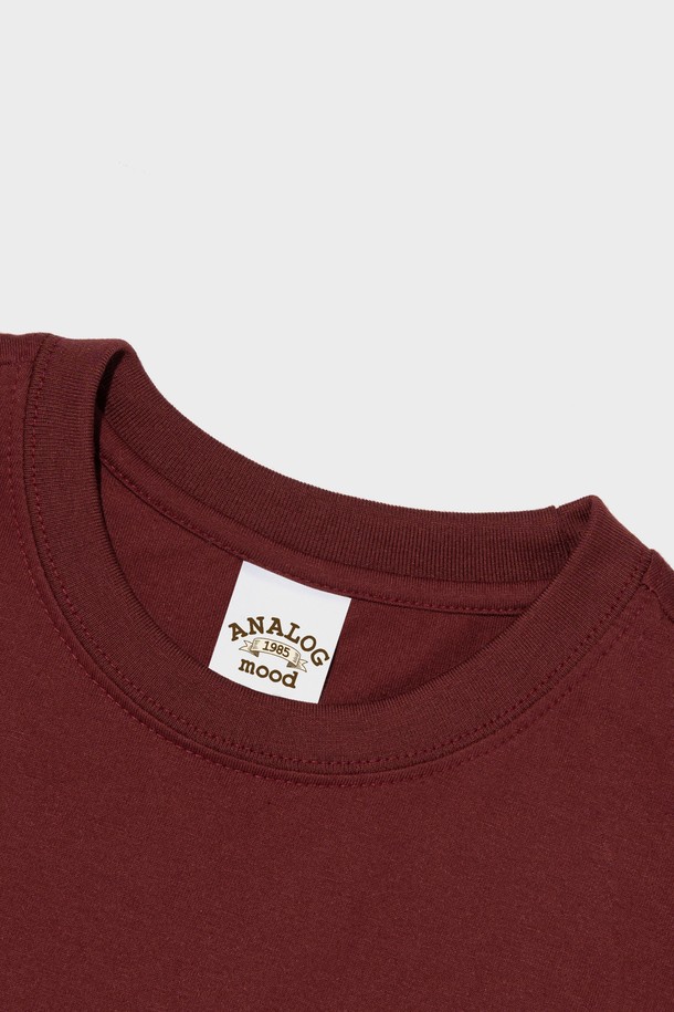 사운드 오브 반팔티 (와인)는 면과 폴리에스테르 혼방의 20수 원단으로 제작되어 부드러운 촉감을 선사하며, 봄과 여름에 가볍게 착용하기 좋습니다. 캐주얼하고 베이직한 스타일의 레귤러핏 반팔 티셔츠로, 변형을 최소화하는 이중 가공 처리를 거쳤습니다. 와인 컬러 바탕에 모노그래픽 로고와 레트로 오브젝트 디자인으로 포인트를 더해 일상에서 개성 있는 스타일을 연출할 수 있습니다.
