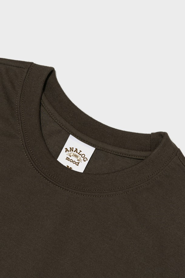 사운드 오브 반팔티 (카키)는 면 35%, 폴리에스테르 65% 혼방 소재로 제작되어 부드러운 촉감과 편안한 착용감을 제공합니다. 베이직하고 캐주얼한 스타일의 레귤러핏 반팔 티셔츠로, 봄, 여름 시즌에 활용하기 좋으며 라운드넥 디자인과 카키 컬러가 특징입니다. 변형 방지 가공 처리 및 이중 가공으로 제작되어 관리가 용이하며 장기간 착용할 수 있습니다.
