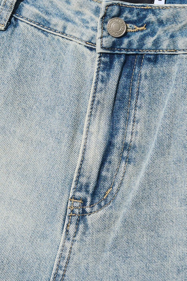 무릎 아래까지 내려오는 기장감의 BERMUDA DENIM PANTS (LIGHT BLUE)는 브러쉬 워싱으로 포인트를 준 와이드핏 데님 반바지입니다. 일상 및 스트릿 스타일 모두 소화 가능하며, 봄, 여름 시즌에 시원하게 착용하기 좋습니다. 깔끔한 베이직 스타일로 다양한 상의와 매치하여 폭넓은 스타일 연출이 가능합니다.
