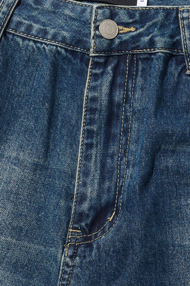 "BERMUDA DENIM PANTS (BLUE)"는 남성용으로, 봄, 여름 시즌에 어울리는 와이드 핏의 버뮤다 데님 팬츠입니다. 브러쉬 워싱 디테일이 돋보이는 라이트 블루, 블루, 블랙 세 가지 컬러로 출시되었으며, 트렌디한 스트릿 스타일과 깔끔한 베이직 스타일을 모두 소화할 수 있습니다. 데님 소재 특유의 편안함과 벌룬핏 디자인으로 활동성을 높였으며, 일상에서 멋스럽게 연출하기 좋습니다.
