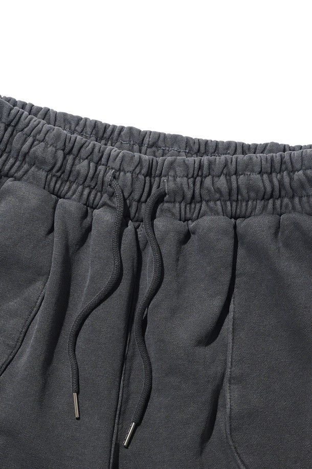 CB IN PIGMENT LINE SHORTS (CHARCOAL)는 부드러운 면 소재로 제작되어 편안한 착용감을 선사하는 남성용 릴랙스핏 반바지입니다. 차콜 컬러의 무지 디자인에 신축성 있는 허리 밴딩과 포켓 라인 디테일을 더해 캐주얼하면서도 베이직한 스타일을 연출합니다. 봄, 여름 시즌 데일리룩에 활용하기 좋은 중간 기장의 반바지입니다.
