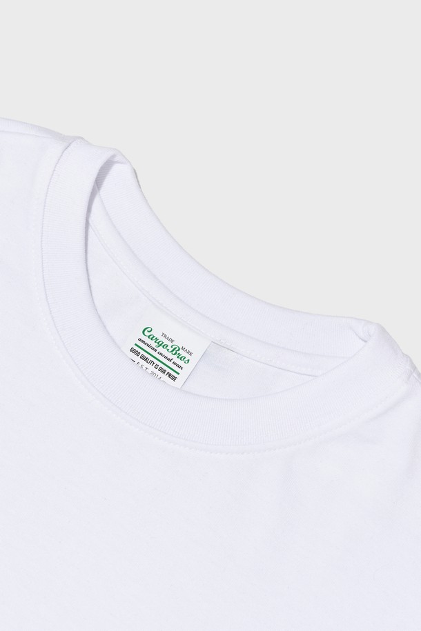 TRAVEL LINE 서프 반팔 티셔츠 (WHITE)는 시원한 면과 폴리에스터 혼방 소재로 제작되어 부드러운 촉감과 뛰어난 통기성을 자랑합니다. 빈티지 서프보드 그래픽 디자인이 돋보이며, 레귤러핏으로 편안하게 착용 가능합니다. 일상복으로 활용하기 좋으며, 다양한 스타일링을 연출할 수 있습니다.
