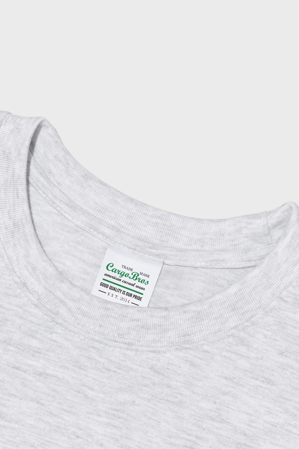 TRAVEL LINE 서핑 반소매 티셔츠 (그레이)는 시원한 여름을 위한 필수 아이템입니다. 부드러운 면과 폴리에스테르 혼방 소재로 제작되어 통기성이 뛰어나고, 레귤러핏의 편안한 착용감을 제공합니다. 서핑보드 그래픽 디자인이 돋보이는 이 캐주얼 티셔츠는 일상 및 여행 시 스타일리시하게 연출하기 좋습니다.
