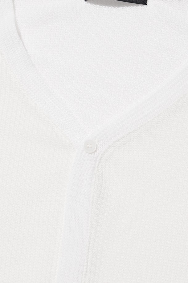 화이트 컬러의 TWO BUTTON SUMMER OVER CARDIGAN은 얇은 두께감으로 부드럽게 착용되는 여름용 가디건입니다. 루즈핏과 오버핏으로 편안한 착용감을 선사하며, 드롭숄더 디자인과 투버튼 디테일이 돋보입니다. 라운드넥과 긴소매 디자인으로 베이직하면서도 캐주얼한 스타일을 연출하여 에어컨 가디건으로 활용하기 좋습니다.
