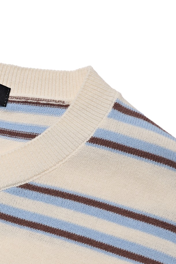 **STRIPE EDITION HALF KNIT (IVORY)**는 부드러운 촉감의 면 소재로 제작된 반소매 라운드넥 니트입니다. 아이보리, 차콜, 블루 컬러의 스트라이프 패턴이 돋보이며, 얇은 두께감으로 여름철에도 시원하게 착용할 수 있습니다. 밀도 높은 원사를 사용하여 착용감이 우수하며, 베이직하고 캐주얼한 스타일로 데일리 아이템으로 활용하기 좋습니다.
