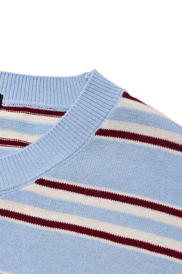 **STRIPE EDITION HALF KNIT (BLUE)**는 여름철에도 시원하게 착용할 수 있는 공용 반소매 니트/스웨터입니다. 부드러운 면 소재에 레귤러핏과 라운드넥 디자인으로 편안한 착용감을 선사하며, 블루, 차콜, 아이보리 세 가지 색상으로 만나볼 수 있습니다. 고밀도 원사를 사용하여 제작되었으며, 베이직한 스트라이프 패턴으로 다양한 스타일링에 활용하기 좋습니다.
