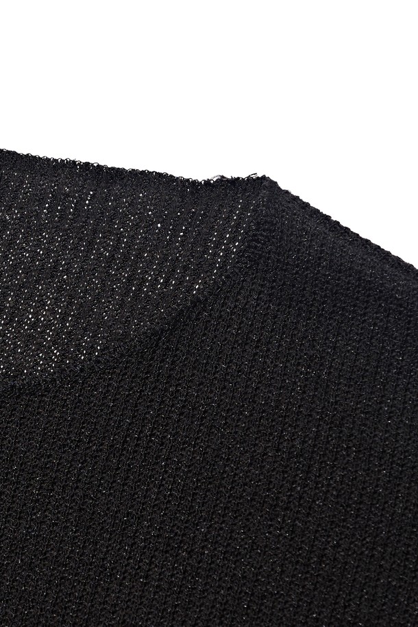 라운드 넷 컷 니트 (블랙)는 여름철에도 시원하게 착용 가능한 공용 니트/스웨터입니다. 블랙, 브라운, 그레이의 세 가지 색상으로 출시되었으며, 베이직한 스타일을 추구하는 분들께 적합합니다. 폴리에스터와 스판덱스 혼방 소재로 제작되어 흡습 및 속건 기능이 뛰어나며, 얇은 두께감과 통기성 좋은 디자인으로 쾌적한 착용감을 선사합니다. 라운드넥과 긴 소매, 절개 패턴이 특징이며, 미니멀, 클래식, 캐주얼 등 다양한 스타일 연출에 활용할 수 있습니다.
