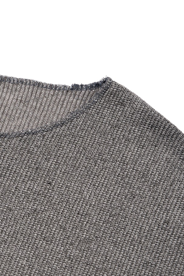 라운드 넷 컷 니트 (그레이)는 여름 바캉스룩과 휴가룩에 잘 어울리는, 캐주얼, 미니멀, 클래식 스타일의 공용 상의입니다. 폴리에스터와 스판덱스 혼방의 얇은 두께감으로 시원한 착용감을 선사하며, 긴 소매와 라운드넥 디자인이 특징입니다. 절개 패턴이 돋보이며, 부드러운 촉감과 통기성, 속건 기능을 갖춰 쾌적하게 입을 수 있습니다. 햇빛으로부터 피부를 보호해주어 여름철 데일리 아이템으로 활용하기 좋습니다. 그레이, 블랙, 브라운 세 가지 색상으로 만나보세요.
