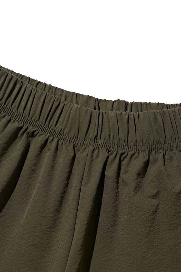 CREEZ WIND HALF PANTS (KHAKI)는 일상과 운동 모두에 적합한 남녀 공용 반바지입니다. 부드러운 폴리에스테르 소재로 제작되어 얇고 가벼우며, 뛰어난 통기성과 신축성을 제공합니다. 루즈핏에 밴딩 허리로 편안한 착용감을 선사하며, 카키색 무지 디자인으로 스포티하면서도 캐주얼한 스타일을 연출합니다.
