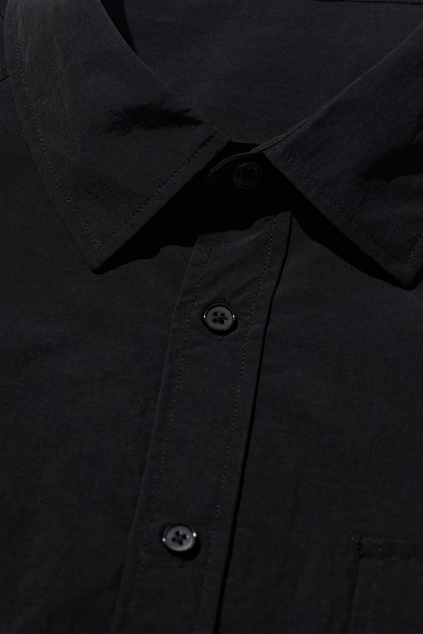 블랙과 화이트 컬러로 출시된 NYLON OVER POCKET SHORT SLEEVE SHIRT는 캐주얼한 무드의 여름 셔츠입니다. 가볍고 얇은 나일론 소재에 오버핏 실루엣, 셔츠 칼라, 반소매 기장으로 편안한 착용감을 선사하며, 앞면 투 포켓 디자인으로 실용성을 더했습니다. FREE 사이즈로 제작되어 일상 및 여행 시 폭넓게 활용하기 좋습니다.
