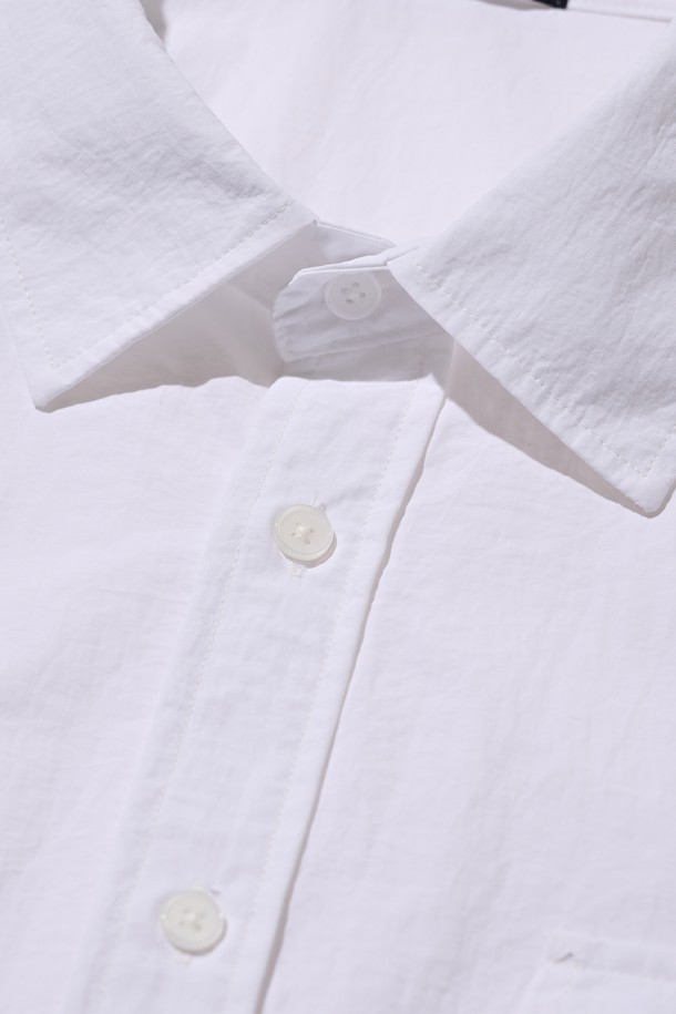 시원한 여름을 위한 NYLON OVER POCKET 반소매 셔츠 (화이트)입니다. 가볍고 시원한 나일론 소재에 오버핏 실루엣으로 편안한 착용감을 선사하며, 데일리, 바캉스, 캐주얼 등 다양한 스타일에 활용하기 좋습니다. 셔츠 칼라와 정면 투 포켓 디자인으로 캐주얼한 무드를 더했습니다.
