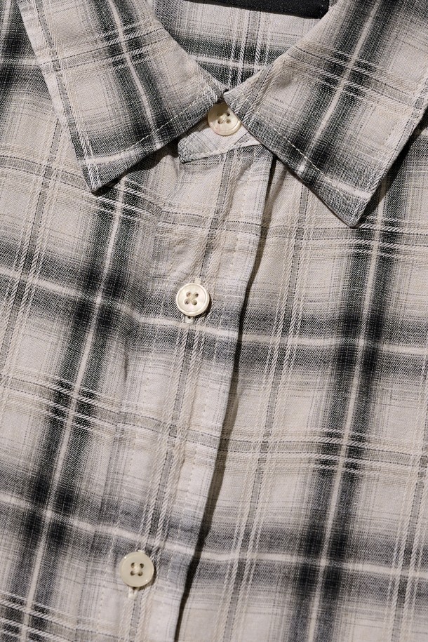 피그먼트 세미 체크 셔츠 (베이지)는 남성 고객을 위한 셔츠입니다. 부드러운 면 소재로 제작되어 편안한 착용감을 선사하며, 오버핏 실루엣과 레귤러 기장으로 트렌디한 스타일을 연출합니다. 베이지와 핑크 컬러의 체크 패턴이 돋보이며, 스트릿, 캐주얼 무드를 모두 소화할 수 있습니다. 피그먼트 워싱 처리로 빈티지한 멋을 더했으며, 봄, 가을 시즌에 활용하기 좋습니다. 긴소매 디자인으로 다양한 스타일링이 가능합니다.
