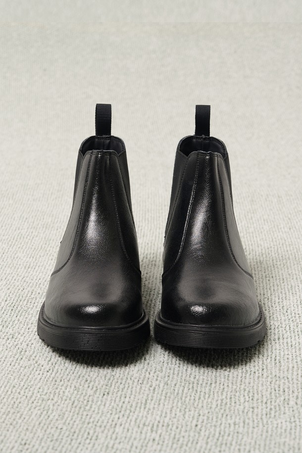세련된 남성 스타일을 완성하는 스탠다드 라운드 레더 첼시 부츠 (블랙)입니다. 부드러운 소가죽 소재로 제작되어 사계절 내내 착용 가능하며, 3cm 로우힐이 편안한 착용감을 선사합니다. 미니멀, 클래식, 시크 스타일을 즐겨 입는 남성분들께 출근룩과 데이트룩에 완벽한 조화를 선사합니다. 핸드메이드 제작으로 완성도를 높였으며, 가벼운 착용감과 클린한 실루엣이 돋보입니다. 내외부 솔 적용으로 견고함을 더했습니다.
