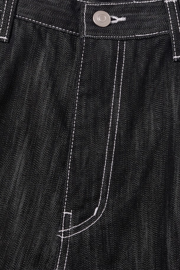 논페이드 데님 소재의 블랙 하프 팬츠입니다. 베이직한 스타일의 레귤러핏으로, 여름철 데일리룩에 활용하기 좋습니다. 스티치 라인 디자인과 버뮤다 스타일로 포인트를 더했으며, 면과 폴리에스테르 혼방 소재로 제작되어 편안한 착용감을 선사합니다.
