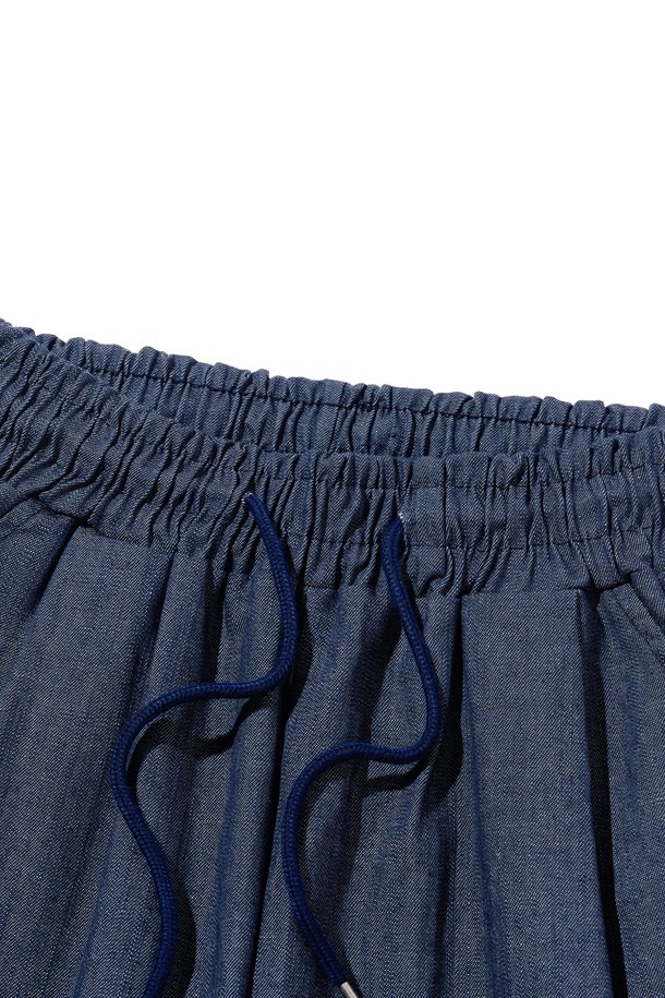 시원한 린넨과 면 혼방 소재로 제작된 TWO-TUCK LINEN BERMUDA PANTS (BLUE)입니다. 넉넉한 레귤러 핏과 투턱 디테일이 편안함과 스타일리시함을 동시에 선사하며, 여름철 캐주얼룩에 완벽하게 어울립니다. 블루, 베이지, 아이보리, 블랙, 카키 등 다양한 컬러로 출시되어 폭넓은 선택이 가능합니다.
