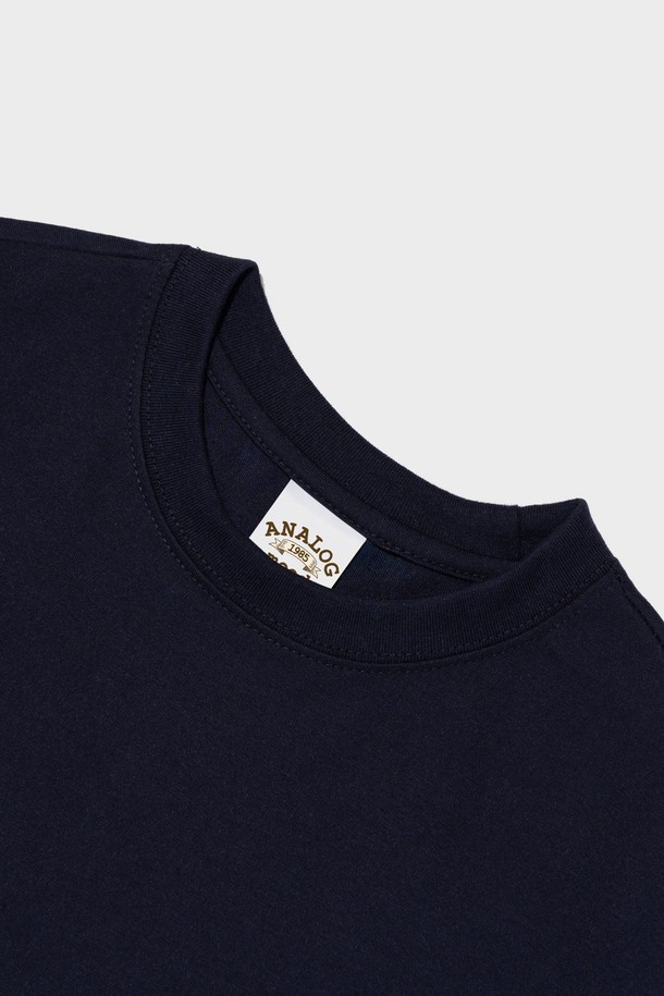 네이비 컬러의 썸머 베케이션 무드 반팔 티셔츠입니다. 폴리에스테르와 면 혼방 소재로 제작되어 편안한 착용감을 제공하며, 캐주얼한 스타일을 연출합니다. 아치형 로고와 그래픽 디자인, 세미오버핏으로 트렌디함을 더했고, 다양한 코디에 활용하기 좋습니다.
