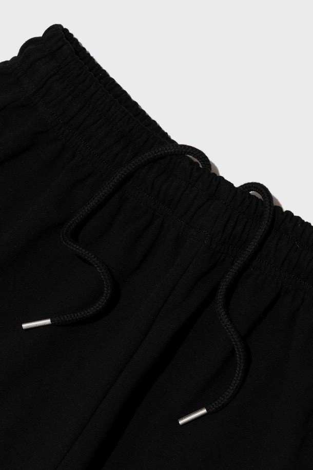 AMERICAN LOGO 로고 스웨트 팬츠 (블랙)는 남녀 모두 착용 가능한 캐주얼 스웨트 팬츠입니다. 면과 폴리에스테르 혼방 소재로 제작되어 부드러운 촉감과 뛰어난 통기성을 자랑하며, 레귤러핏에 밴딩 처리로 편안한 착용감을 선사합니다. 블랙, 그레이, 카키 세 가지 색상으로 출시되었으며, 로고 패턴과 빈티지한 그래픽 디자인이 돋보이는 데일리 아이템입니다.
