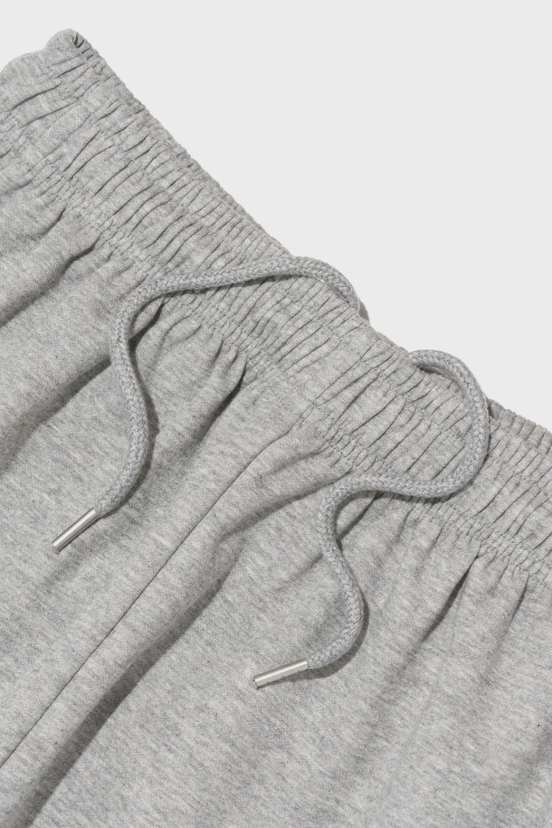 "AMERICAN LOGO LOGO SWEAT PANTS (GRAY)"는 남녀 공용으로, 캐주얼하고 빈티지한 스타일을 연출하는 스웨트 팬츠입니다. 면과 폴리에스테르 혼방 소재로 제작되어 부드러운 촉감과 편안한 착용감을 제공하며, 레귤러핏에 긴 기장으로 제작되었습니다. 봄, 가을, 겨울에 활용하기 좋으며, 로고 패턴과 밴딩 허리로 디자인되어 데일리 아이템으로 추천합니다.
