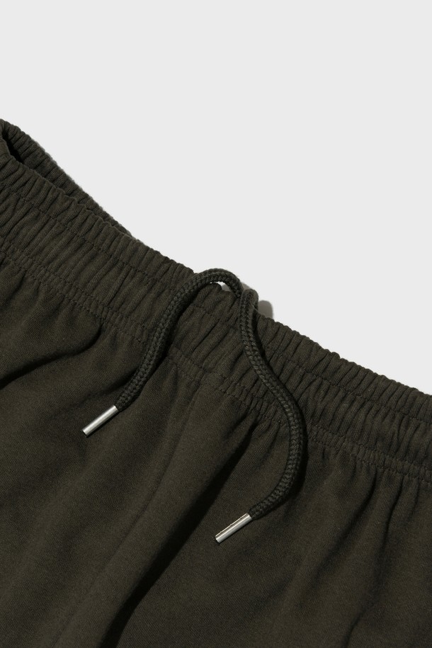 AMERICAN LOGO 로고 스웨트 팬츠 (카키)는 부드러운 면 소재로 제작되어 편안한 착용감을 선사합니다. 캐주얼, 스포티 스타일로 연출하기 좋으며, 로고 프린트 디테일이 돋보입니다. 봄, 가을, 겨울 시즌에 활용하기 좋은 두꺼운 두께감의 루즈핏 긴바지입니다.
