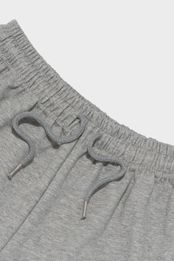 AMERICAN LOGO CARGO BERMUDA HALF PANTS (GRAY)는 여름철 일상에서 편안하게 착용하기 좋은 남성용 카고 반바지입니다. 그레이 컬러에 캐주얼하고 스포티한 스타일을 더했으며, 레귤러핏으로 편안한 착용감을 제공합니다. 면과 폴리에스테르 혼방 소재로 제작되어 부드러운 촉감과 통기성을 자랑하며, 카고 디자인과 그래픽 로고, 밴딩 처리로 실용성을 높였습니다.
