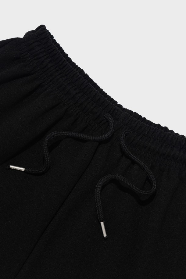 CIRCLE ONE TUCK SMALL LOGO HALF PANTS (BLACK)는 면 80%, 폴리에스테르 20% 혼방 소재로 제작되어 부드러운 촉감과 편안한 착용감을 선사합니다. 여름철에 시원하게 입을 수 있도록 통기성이 뛰어난 소재를 사용했으며, 허리 밴딩 처리로 활동성을 높였습니다. 캐주얼 및 스포티한 스타일 연출에 용이하며, 메인 로고와 서클 로고 그래픽 디자인으로 포인트를 더한 레귤러핏 반바지입니다.
