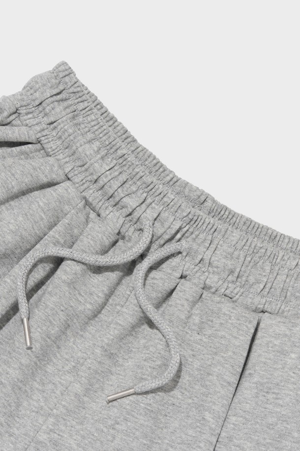 CIRCLE ONE TUCK SMALL LOGO HALF PANTS는 시원한 여름을 위한 반바지로, 부드러운 면과 폴리에스테르 혼방 소재로 제작되어 편안한 착용감을 선사합니다. 캐주얼과 스포티한 스타일을 넘나드는 디자인은 일상복으로 활용하기 좋으며, 그레이, 차콜, 카키, 오렌지 등 다채로운 컬러 옵션을 제공합니다. 원턱 디자인과 메인 로고, 서클 로고 그래픽, 그리고 통기성이 좋은 소재는 스타일리시함과 기능성을 모두 충족합니다.
