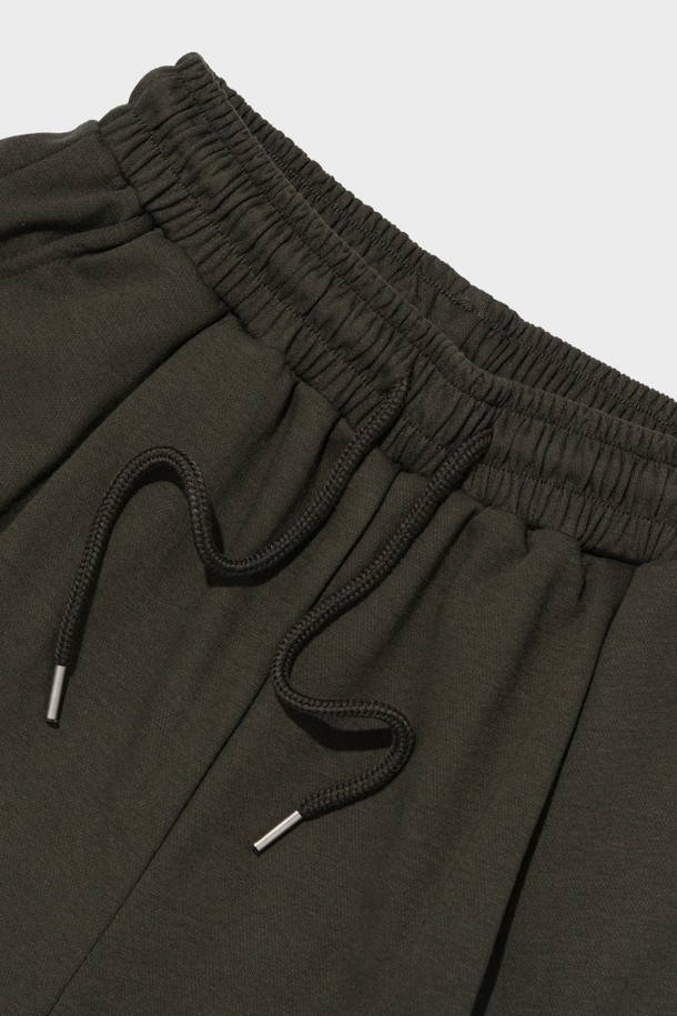 CIRCLE ONE TUCK SMALL LOGO HALF PANTS (KHAKI)는 면과 폴리에스터 혼방 소재로 제작된 남성용 반바지입니다. 메인 로고와 서클 로고 그래픽 디자인이 돋보이며, 캐주얼한 스타일링에 적합한 레귤러핏 반바지입니다. 여름철 데일리룩을 위한 트렌디한 디자인, 적당한 기장감, 우수한 착용감과 통기성으로 편안하게 착용할 수 있으며, 다양한 스타일을 연출할 수 있습니다.
