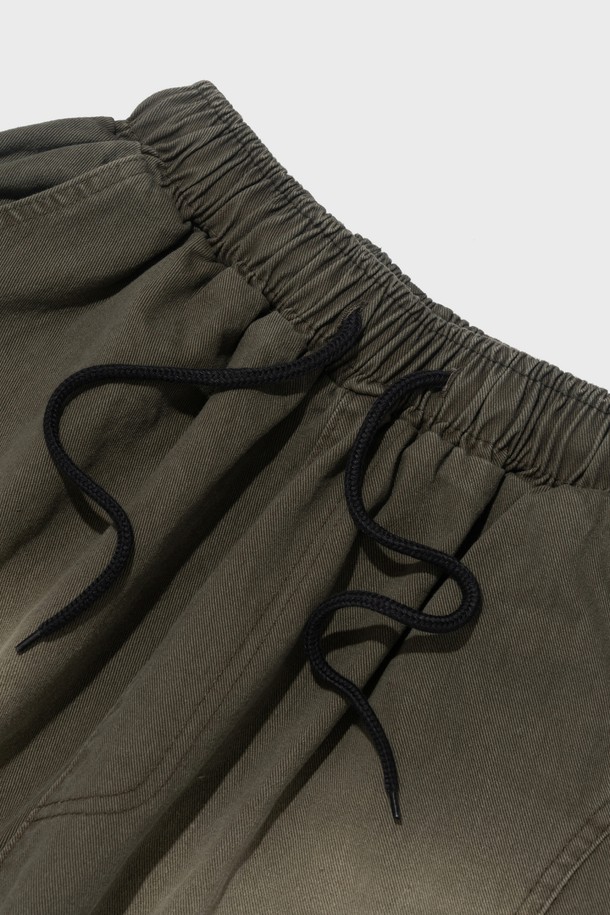 SIDE WAVE CACCION 버뮤다 팬츠는 편안한 루즈핏으로 제작된 남성용 반바지입니다. 카키 컬러의 무지 디자인으로 어떤 상의에도 쉽게 매치할 수 있으며, 드로우스트링 디테일과 밴딩 처리로 편안한 착용감을 제공합니다. 여름철 캐주얼룩을 완성해 줄 아이템입니다.
