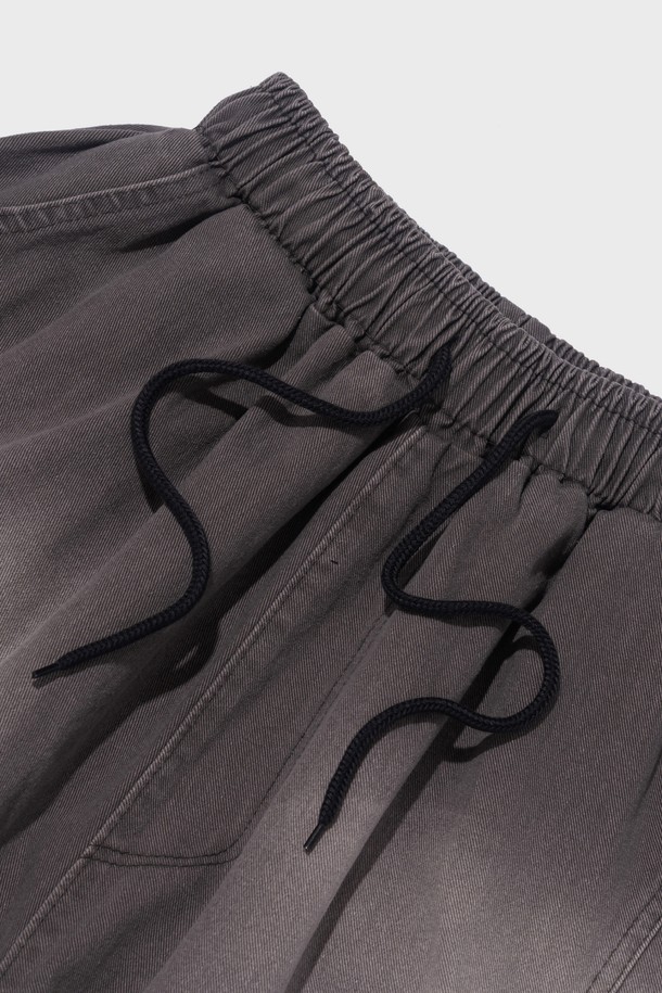 SIDE WAVE CACCION BERMUDA PANTS (GRAY)는 부드러운 면 소재로 제작되어 편안한 착용감을 제공하는 7부 기장의 버뮤다 팬츠입니다. 그레이, 베이지, 카키 세 가지 색상으로 출시되었으며, 캐주얼하고 베이직한 스타일을 연출하기 좋습니다. 카션 염색과 절개 디테일, 깔끔한 실루엣의 벌룬핏 루즈핏 바지로, 일상생활에서 폭넓게 활용할 수 있습니다.
