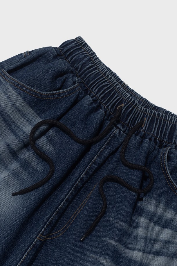 **SAND BRUSH POCKET BERMUDA DENIM PANTS (BLUE)**는 남녀 공용으로 착용 가능한 캐주얼 스타일의 버뮤다 데님 팬츠입니다. 봄, 여름 시즌에 적합하며, 워싱 처리된 블루 컬러의 데님 소재와 벌룬핏, 루즈핏의 편안한 착용감을 제공합니다. 비대칭 포켓 디자인과 밴딩 처리로 활동성을 높였으며, 드레이프 실루엣과 포켓 디테일이 돋보이는 7부~버뮤다 기장의 팬츠입니다.
