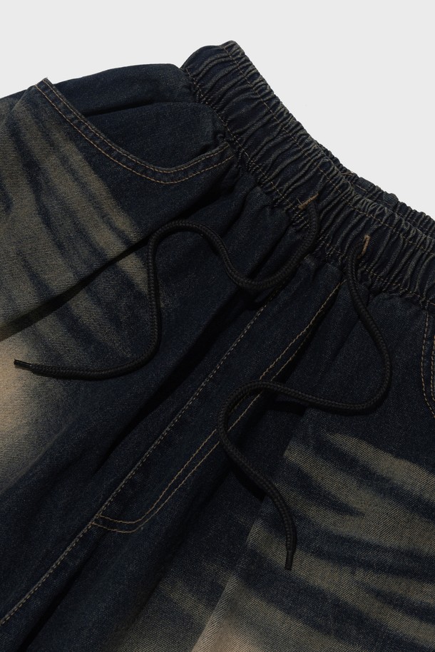 샌드 브러쉬 워싱 기법으로 빈티지한 멋을 살린 SAND BRUSH POCKET BERMUDA DENIM PANTS (D.BLUE)입니다. 밴딩 허리와 벌룬핏으로 편안한 착용감을 제공하며, 7~8부 기장으로 시원하게 즐길 수 있습니다. 비대칭 포켓 디자인과 트렌디한 스타일로 여름철 캐주얼 룩에 포인트를 더해보세요.
