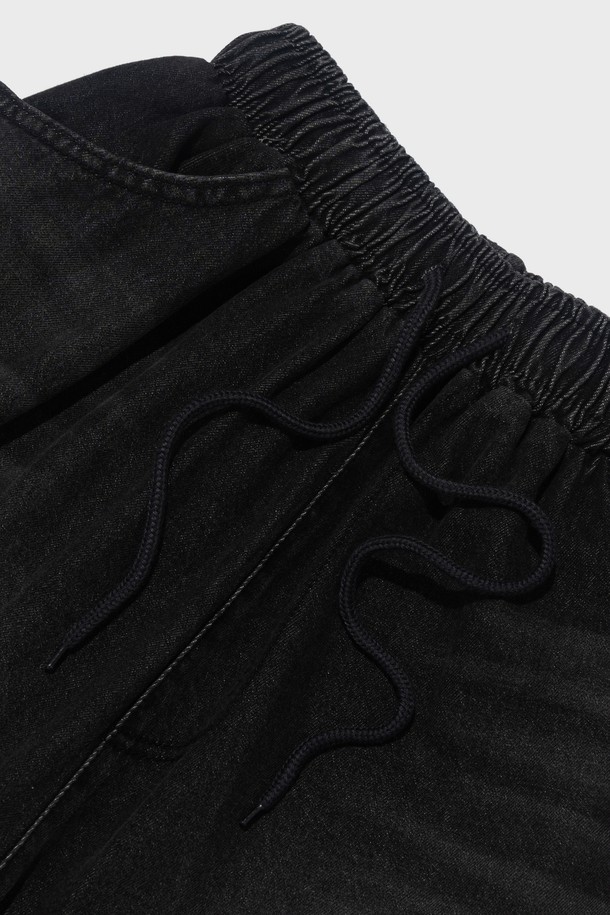 샌드 브러쉬 포켓 버뮤다 데님 팬츠 (블랙)는 남녀 모두 착용 가능한 캐주얼 스타일의 5부 기장 데님 버뮤다 팬츠입니다. 샌드워싱 가공된 블랙 데님 소재에 벌룬핏과 루즈핏을 더하여 편안하고 자연스러운 실루엣을 연출합니다. 독특한 비대칭 포켓 디자인과 밴딩 처리로 실용성을 높여 봄, 여름철 데일리룩으로 활용하기 좋습니다.
