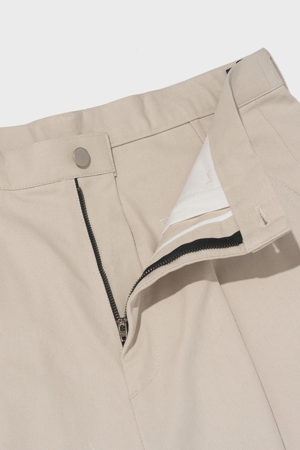 베이직하면서도 캐주얼한 무드의 남성용 PREMIUM COTTON ONE-TUCK BERMUDA PANTS입니다. 부드러운 면 소재로 제작되어 봄, 여름 시즌에 시원하고 편안하게 착용 가능하며, 레귤러핏과 5부 기장으로 활동성을 높였습니다. 베이지 컬러의 무지 디자인에 원턱 디테일을 더해 깔끔하고 세련된 스타일을 연출합니다.
