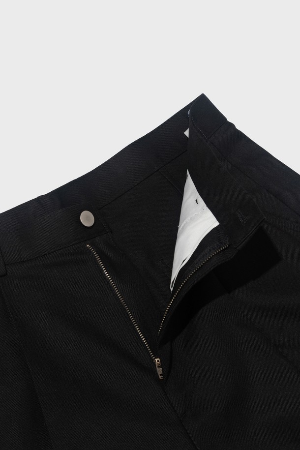 프리미엄 코튼 소재로 제작된 블랙 컬러의 ONE-TUCK 버뮤다 팬츠입니다. 릴랙스 핏의 레귤러핏으로 편안한 착용감을 선사하며, 봄, 여름 시즌 일상복으로 활용하기 좋습니다. 깔끔한 무지 패턴에 원턱 디자인으로 세련된 스타일을 연출합니다.
