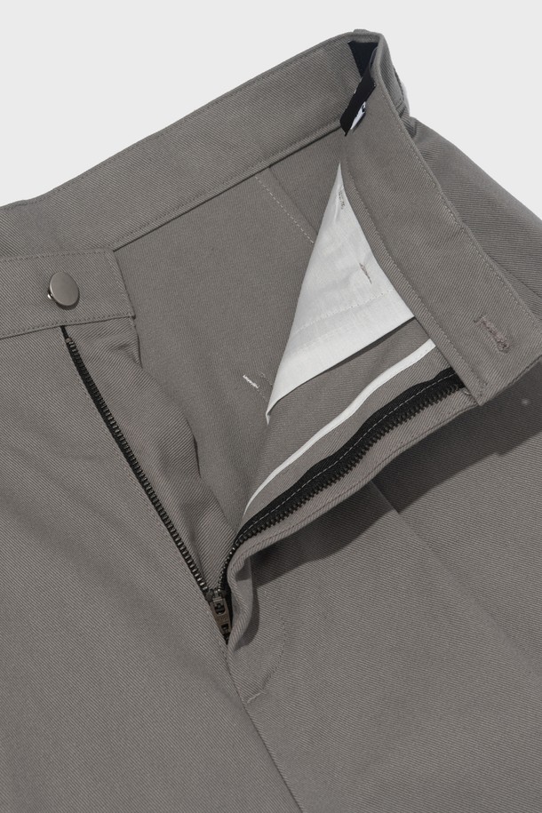 PREMIUM COTTON ONE-TUCK BERMUDA PANTS (GRAY)는 부드러운 면 소재로 제작된 남성용 5부 버뮤다 팬츠입니다. 베이직하고 캐주얼한 스타일의 레귤러핏으로, 여름철 일상에서 편안하게 착용하기 좋습니다. 그레이 컬러의 무지 디자인에 원턱 디테일이 더해져 세련된 느낌을 줍니다.
