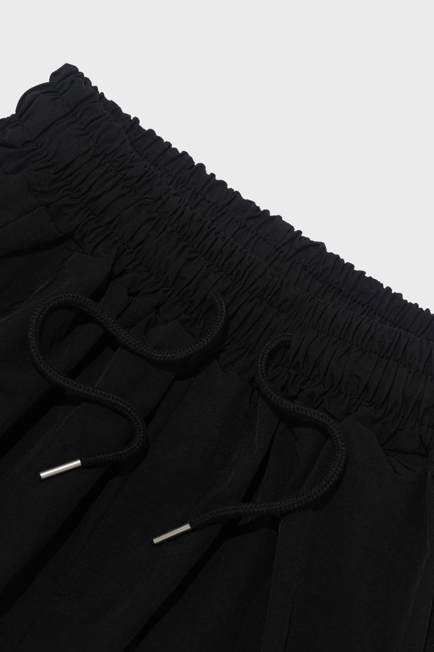 NYLON PINTUCK BERMUDA PANTS (BLACK)는 캐주얼한 스타일의 공용 버뮤다 팬츠입니다. 나일론 소재로 제작되어 봄, 여름 시즌에 착용하기 좋으며, 8부 기장에 와이드 핏으로 편안한 착용감을 선사합니다. 밑단 스트링 디테일과 벌룬핏 디자인이 특징이며, BLACK, BEIGE, KHAKI, GRAY, CHARCOAL 5가지 색상으로 출시되었습니다.
