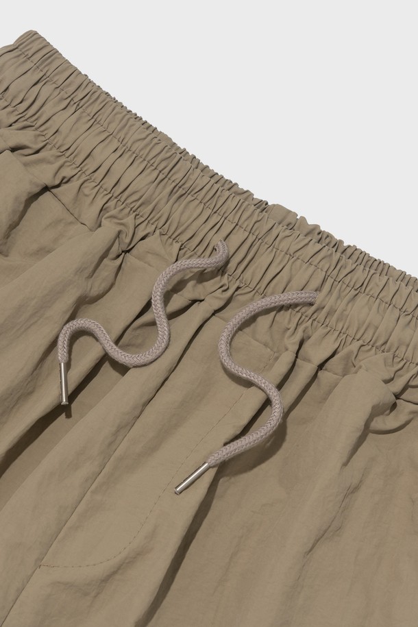 베이직한 무드의 핀턱 디테일이 돋보이는 나일론 버뮤다 팬츠입니다. 루즈핏으로 편안한 착용감을 선사하며, 허리 스트링과 밴딩으로 사이즈 조절이 용이합니다. 봄, 여름 시즌에 시원하게 착용하기 좋은 얇은 두께감과 부드러운 촉감을 자랑합니다.
