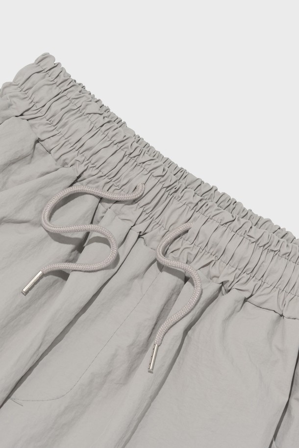 NYLON PINTUCK BERMUDA PANTS (GRAY)는 캐주얼한 무드의 여름용 버뮤다 팬츠입니다. 가볍고 시원한 나일론 소재에 핀턱 디테일과 와이드 실루엣으로 편안한 루즈핏을 제공하며, 밑단 스트링으로 핏 조절이 가능합니다. 데일리룩에 활용하기 좋은 그레이 컬러의 밴딩 반바지입니다.
