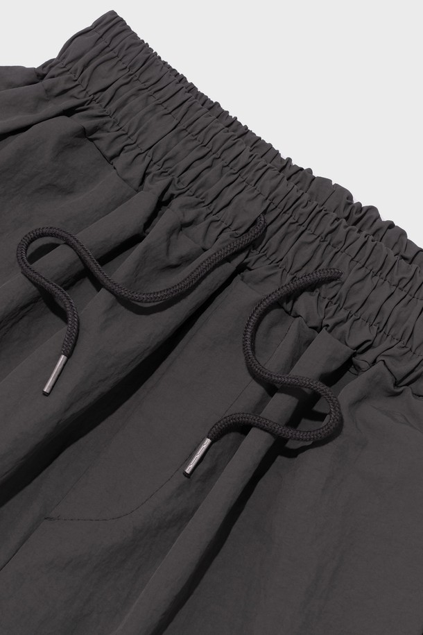 NYLON PINTUCK BERMUDA PANTS (CHARCOAL)는 시원한 여름철을 위한 나일론 소재의 버뮤다 팬츠입니다. 핀턱 디테일과 밑단 스트링으로 포인트를 더했으며, 와이드 실루엣으로 편안하면서도 캐주얼한 스타일을 연출합니다. 차콜 컬러의 무지 디자인으로 다양한 상의와 매치하여 폭넓게 활용할 수 있습니다.
