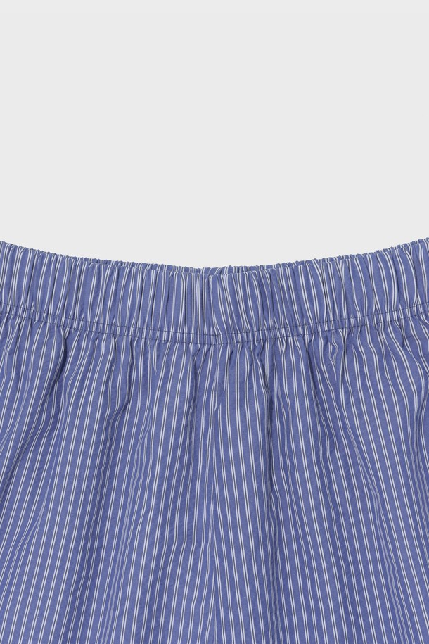 **SUMMER MARINE SHORTS (BLUE)**는 시원한 여름을 위한 여성용 반바지입니다. 부드러운 촉감의 면, 폴리에스테르, 레이온 혼방 소재로 제작되었으며, 얇은 두께와 통기성 좋은 디자인으로 편안한 착용감을 선사합니다. 마린 스타일의 패턴과 릴랙스핏, 밴딩 허리, 파자마 스타일로 일상 및 캐주얼 룩으로 활용 가능하며, 세트 또는 단품으로도 멋스럽게 연출할 수 있습니다.
