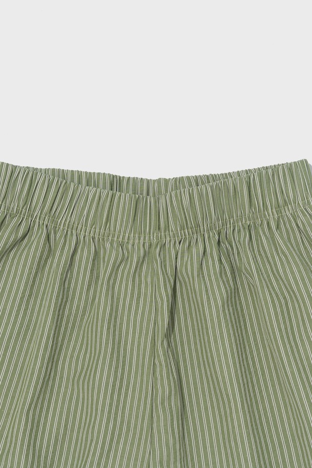 SUMMER MARINE SHORTS (GREEN)는 시원한 여름을 위한 캐주얼 반바지입니다. 면, 폴리에스테르, 레이온 혼방의 부드러운 촉감과 얇은 두께로 편안한 착용감을 선사하며, 릴랙스핏과 밴딩 허리 디자인으로 활동성을 높였습니다. 마린 패턴과 그린 컬러가 어우러져 파자마 스타일의 편안함과 통기성을 갖춘, 일상에서 활용하기 좋은 아이템입니다.
