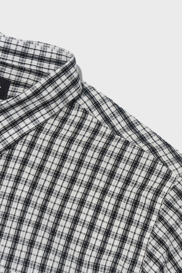 CREEZ 루즈핏 체크 반팔 셔츠 (화이트)는 부드러운 면과 폴리에스테르 혼방 소재로 제작되어 봄, 여름 시즌에 시원하고 편안하게 착용할 수 있습니다. 베이직하면서도 캐주얼한 무드의 체크 패턴 디자인에 루즈핏으로 제작되어 활동성을 높였으며, 통기성이 우수하여 쾌적한 착용감을 제공합니다. 다양한 스타일링이 가능하여 데일리룩으로 활용하기 좋습니다.
