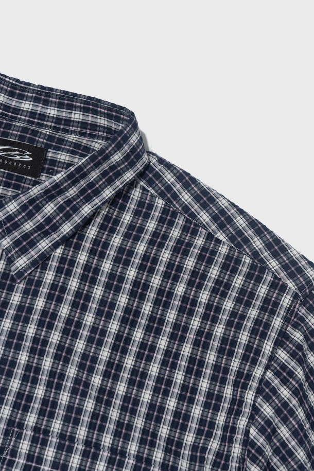 CREEZ 루즈핏 체크 반팔 셔츠(네이비)는 봄, 여름 시즌에 어울리는 캐주얼한 스타일의 셔츠입니다. 면과 폴리에스테르 혼방 소재로 제작되어 통기성이 좋고 착용감이 편안하며 루즈핏으로 편안하게 착용 가능합니다. 네이비 컬러의 체크 패턴으로 다양한 스타일링에 활용하기 좋습니다.
