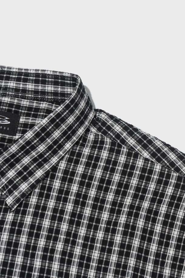 CREEZ 루즈핏 체크 반팔 셔츠 (블랙)는 남성용 셔츠로, 봄과 여름에 시원하게 착용할 수 있습니다. 면과 폴리에스테르 혼방 소재로 제작되어 통기성이 뛰어나며, 베이직하면서도 캐주얼한 체크 패턴 디자인으로 다양한 스타일에 활용하기 좋습니다. 루즈핏으로 편안한 착용감을 선사하며, 일상복으로 안성맞춤입니다.
