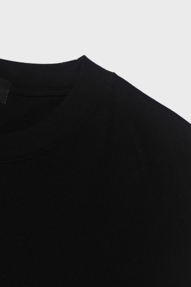 PLAIN BOX OVER SLEEVELESS SHIRT (BLACK)는 부드러운 면 소재로 제작된, 일상복으로 활용하기 좋은 민소매 티셔츠입니다. 라운드넥에 레귤러핏으로 편안하게 착용할 수 있으며, 얇은 두께감과 박시한 실루엣이 특징입니다. 베이직하고 미니멀한 스타일로 여름철 다양한 룩에 매치하기 좋습니다.
