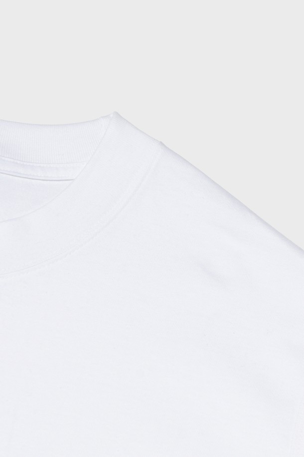 깔끔하고 시원한 화이트 컬러의 플레인 박스 오버 민소매 셔츠입니다. 부드러운 면 소재로 제작되어 얇고 가벼운 착용감을 선사하며, 일상복으로 활용하기 좋습니다. 라운드넥에 레귤러핏, 오버사이즈 디자인으로 베이직하면서도 미니멀한 스타일을 연출합니다.
