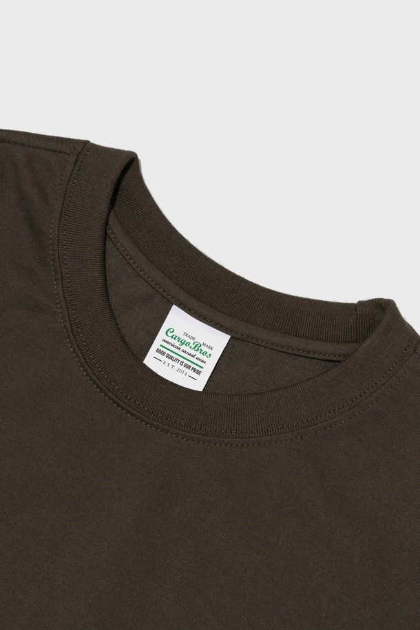 카키 컬러의 CAMO PATTERN 85 반팔 티셔츠입니다. 면 소재로 제작되어 부드러운 촉감을 자랑하며, 봄, 여름에 가볍게 착용하기 좋습니다. 밀리터리 스타일의 카모 패턴과 레귤러핏 디자인으로 캐주얼한 느낌을 연출하며, 라운드넥과 숫자 프린트가 특징입니다.
