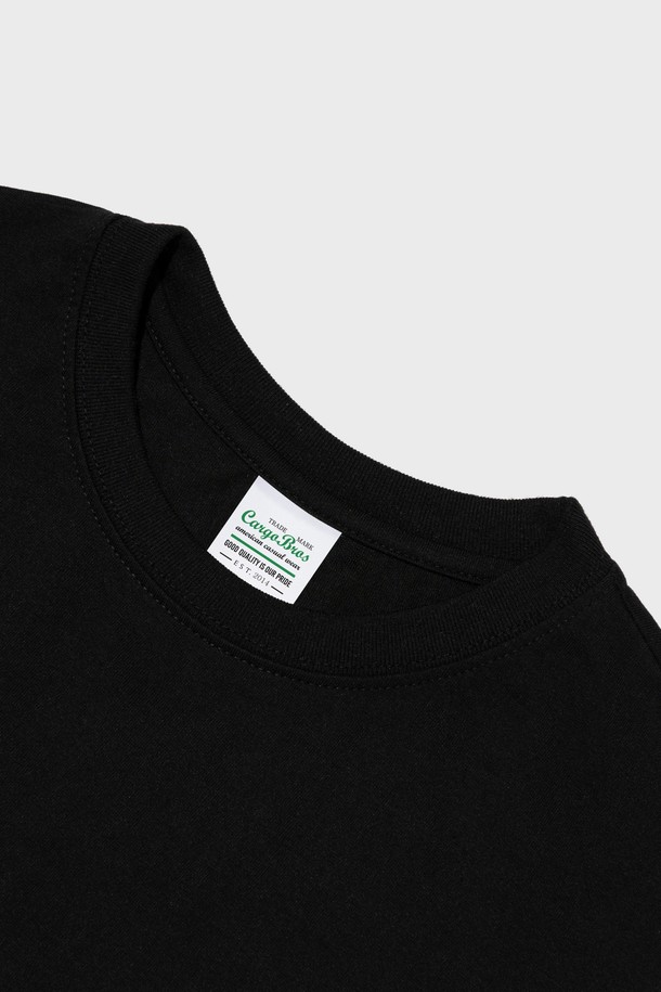 AMERICAN FREEDOM 반소매 티셔츠 (블랙)는 면과 폴리에스테르 혼방 소재로 제작되어 부드러운 촉감과 뛰어난 통기성을 제공합니다. 레귤러 핏의 라운드넥 디자인으로, 캐주얼한 일상복으로 활용하기 좋으며, 미국 국기 디자인과 그래픽 프린팅이 돋보입니다. 블랙, 화이트, 그레이, 네이비 등 다양한 색상으로 출시되어 취향에 맞게 선택할 수 있으며 관리가 용이합니다.
