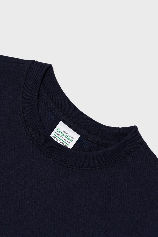 네이비 컬러의 AMERICAN FREEDOM 반소매 티셔츠입니다. 면과 폴리에스테르 혼방 소재로 제작되어 부드러운 촉감을 선사하며, 일상복으로 편안하게 착용할 수 있습니다. 캐주얼한 스타일의 라운드넥 티셔츠로, 봄, 여름에 어울리는 미국 국기 모티프의 그래픽 디자인이 돋보입니다.
