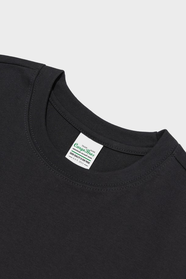 빈티지 솔리드 에어 반소매 티셔츠 (차콜)는 봄, 여름 시즌에 어울리는 부드러운 면 소재의 라운드넥 반소매 티셔츠입니다. 베이직하고 캐주얼한 스타일로, 레귤러핏의 레귤러 기장이며 얇은 두께감으로 편안하게 착용할 수 있습니다. 차콜 색상의 무지 디자인에 빈티지한 느낌을 더해 일상복으로 활용하기 좋습니다.
